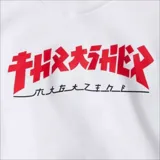 Remera blanca de manga corta con estampado frontal del logo de Thrasher en rojo y texto en japonés.