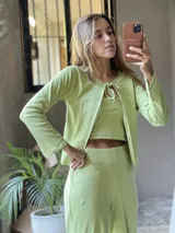 Top corto negro de breteles finos y corte recto.