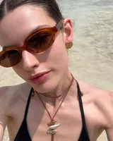 Gargantilla con hilo de algodón color camel y tres dijes de peces realizados en bronce, alpaca y plata 925.