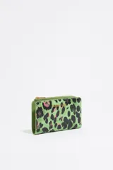 Monedero verde con estampado animal print negro y rosa, de la marca Bimba y Lola. Tiene textura brillante y estructura rígida, cierre con botón de presión, tarjetero interior e interior con logo grabado.