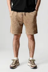 Short de gabardina color beige, corte recto, con bolsillos laterales y traseros.