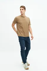 Remera azul marino de manga corta con logo bordado en el pecho.