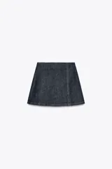 Minifalda pantalón de tiro alto confeccionada en denim azul oscuro. Presenta una abertura delantera y cierre lateral con cremallera oculta.
