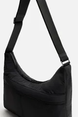 Bolso de hombro color verde oliva, fabricado en tejido técnico acolchado. Tiene un compartimento principal con cierre de cremallera, un bolsillo interior con cremallera y un bolsillo frontal con cremallera. El asa de hombro es ajustable.