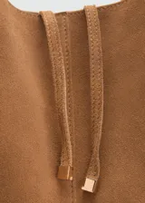 Bolso shopper grande de piel serraje color marrón, con doble asa de hombro y cierre de lazo.