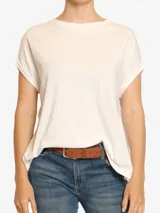 Remera negra de algodón, corte amplio, cuello redondo y mangas cortas con dobladillo.
