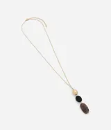 Collar largo con cadena dorada y colgantes de resina: esfera dorada brillante, disco negro y piedra facetada marrón.
