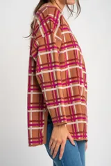 Sweater marrón con estampado de cuadros fucsia y blancos, de corte holgado y mangas largas.