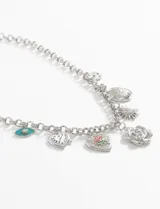 Collar dorado con cadena de eslabones y múltiples dijes colgantes: ojo turco, corazón con reloj, corazón con rosa, flor, sol, moneda y círculo con diseño abstracto.