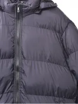 Campera puffer azul marino con capucha y cierre frontal con cremallera.