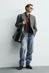 Bolso tipo shopper color negro, con asa de hombro y compartimento principal con cierre de cremallera. El interior cuenta con un bolsillo plano y un bolsillo con cierre de cremallera.