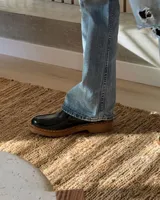 Zapato acordonado negro de cuero vacuno con suela track.