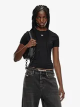 Camiseta negra de manga corta, corte ajustado al cuerpo, con cuello redondo y un pequeño logo bordado en el pecho.