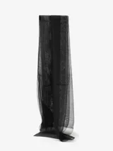Bufanda rectangular de tejido fino color gris claro, con borde inferior en tono gris oscuro.
