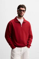 Sudadera regular fit color bordó, con cuello alto y cierre frontal de cremallera. Manga larga y acabados en rib.