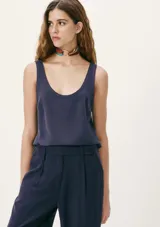 Blusa sin mangas color azul marino, con escote redondo pronunciado y corte recto.