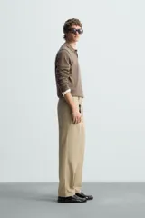 Polo manga larga color marrón, de punto tejido en hilatura italiana, corte regular fit, cuello solapa con cierre frontal de botonadura y acabados en rib.