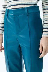 Pantalón de tiro medio-alto, de pierna recta, color verde brillante.
