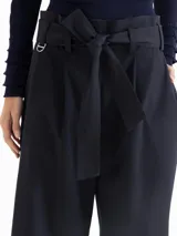 Pantalón culotte azul marino de tiro alto con lazo para atar en la cintura y bolsillos laterales.