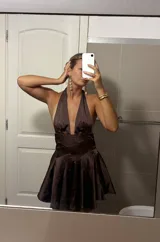 Vestido corto marrón oscuro con escote halter profundo en V y falda corta acampanada.