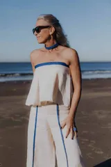 Top strapless color blanco con ribete azul brillante.