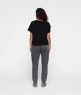 Pantalón gris con efecto denim, corte zanahoria, cinturilla elástica con trabillas y cinturón ajustable de lona de algodón.