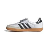 Championes Adidas Samba LT de cuero blanco con detalles en negro y suela de goma color caramelo.