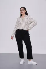 Pantalón negro cropped de calce recto, confeccionado en algodón y spandex, con bolsillos laterales y cintura media.