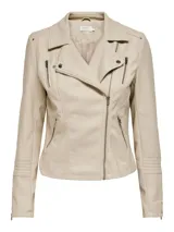 Chaqueta de motociclista color beige confeccionada en piel sintética con cierre asimétrico y tachas.