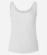 Musculosa negra de rib de algodón, con escote redondo.