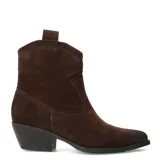 Botas de estilo western en color negro, confeccionadas en material tipo gamuza, con taco bloque y costuras decorativas en la caña.