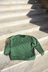 Buzo verde con cuello redondo y logo bordado en el pecho.