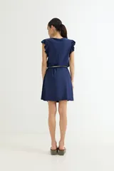 Vestido azul marino corto con mangas cortas con volados y cinturón de soga crudo.
