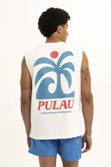 Musculosa blanca con estampado de una palmera y el texto "Pulau" en el pecho.