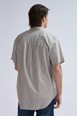 Camisa de manga corta con estampado a cuadros en tonos grises y blancos.