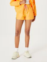 Short deportivo color naranja con cintura elástica y cordón ajustable rosa.