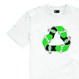 Remera blanca de manga corta con estampado frontal de tres skateboards formando el símbolo de reciclaje.