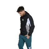 Canguro negro con detalles en gris y blanco, con capucha y logo de Umbro estampado en el pecho.