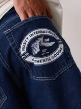 Pantalón de jean celeste de corte amplio, con tiro medio y bolsillos delanteros y traseros.
