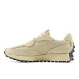 Championes New Balance modelo U327WOA, color beige con detalles en blanco y suela negra.