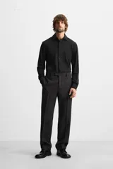Camisa azul marino slim fit de manga larga con cuello italiano abierto y cierre frontal con botones.