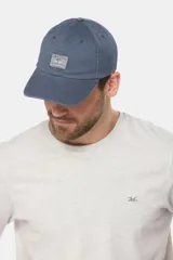 Gorra de béisbol azul marino confeccionada en lona de algodón, con visera curva y parche rectangular con logo en el frente.