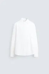 Camisa blanca de algodón, corte regular fit, con cuello italiano abierto, manga larga con puños abotonados y cierre frontal con botones.