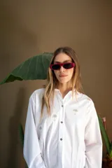 Lentes de sol rectangulares color negro con marco grueso.