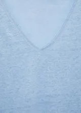 Camiseta celeste de lino con cuello en V y mangas cortas.