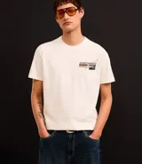 Remera blanca de algodón con cuello redondo y mangas cortas. Estampa pequeña en el pecho con diseño de sushi y texto "Sushi Time".