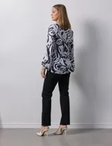 Blusa de seda fría estampada en blanco y negro, marca Ruby Rd. Tiene escote en V y mangas 3/4 amplias.