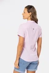 Camisa de lino color salmón, de corte clásico, con cuello camisero, medio abotonada, de manga corta y con dos bolsillos frontales con solapa.