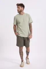 Remera verde claro de manga corta con cuello redondo y logo estampado en el pecho.