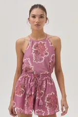 Short de algodón estampado con flores, corte holgado y cintura con cordón ajustable y borlas decorativas.